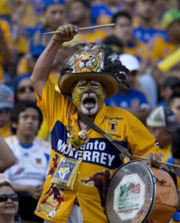 Un aficionado de Tigres anima a su equipo durante el partido de vuelta de la Copa Libertadores entre Tigres e Internacional.