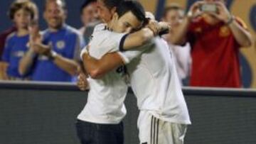 Gjorka abraza a Cristiano Ronaldo durante el partido amistosos en Miami.
