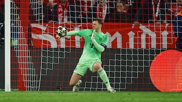 Con su participación ante el Real Madrid en los cuartos de final de vuelta de Champions League, Neuer supera un registro de Messi. REUTERS/Kai Pfaffenbach