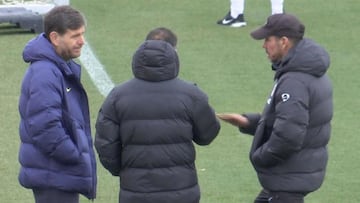 Imagen en la que se ve a Alemany y Simeone, y en medio, de espaldas, Gustavo López.