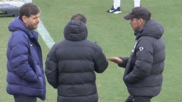 Imagen en la que se ve a Alemany y Simeone, y en medio, de espaldas, Gustavo López.