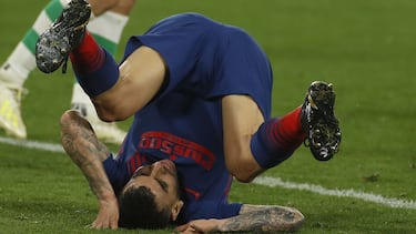 Correa, por los suelos en el partido ante el Betis.