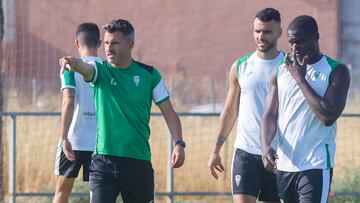 Ania hace indicaciones en un entrenamiento