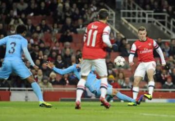 El jugador del Arsenal, Jack Whilshire (d), anota un gol hoy, durante un partido del Grupo F de la Liga de Campeones en el estadio Emirates en Londres (Reino Unido).