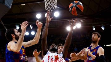 GRAF7139. BARCELONA, 23/01/2020.- El jugador del Estrella Roja James Gist (c) pelea un balón con Álex Abrines (i) y Ante Tomic, ambos del FC Barcelona, durante el partido de la fase regular de La Euroliga de baloncesto que disputan esta noche en el Palau Blaugrana. EFE/Enric Fontcuberta.