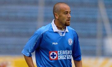 Johan y Omar iniciaron su carrera juntos con el Cruz Azul en 1996. Dos años después el ex mediocampista se fue a Santos y comenzó su rivalidad en las canchas. Omar estuvo en Morelia, Chivas y Chiapas, mientras que Johan militó con Santos, Necaxa, Morelia y Querétaro.