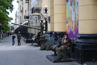 Un combatiente del grupo mercenario privado de Wagner se sienta en un banco fuera de un circo local cerca de la sede del Distrito Militar del Sur. 