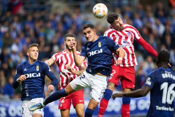 José María Giménez del Atlético de Madrid pugna por el balón con Dani Calvo del Real Oviedo.