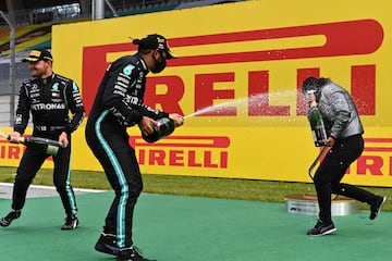 Lewis Hamilton y Valtteri Bottas celebran el podio en el Gran Premio con champán. 