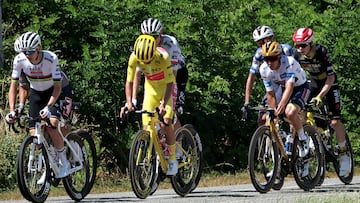 Toulouse (France), 16/07/2025.- Slovenian rider Tadej Pogacar (L) of UAE Team Emirates, the Yellow Jersey overall leader Irish rider Ben Healy of EF Education - EasyPost team and Danish rider Jonas Vingegaard (R) of Team Visma-Lease a Bike in action during the 11th stage of the Tour de France cycling race over 156.8km around Toulouse, France, 16 July 2025. (Ciclismo, Francia) EFE/EPA/CHRISTOPHE PETIT TESSON