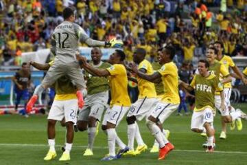 Jara falla el penal, y Brasil avanza de ronda en el mundial. En la imagen, el plantel verdeamarelho felicitando a su arquero.