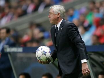 Ancelotti pasa un balón en Braga.