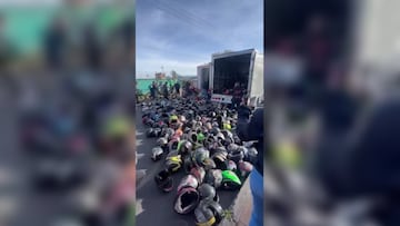 Los motociclistas se concentraron frente a los patios de Movilidad en Álamos y dejaron sus implementos en la vía como símbolo de inconformidad con la gestión de la Alcaldía de Bogotá.