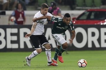 BRA51. SAO PAULO (BRASIL), 03/10/2018.- Miguel Borja (d) de Palmeiras disputa el balón con Carlos Carmona Tello (i) de Colo Colo hoy, miércoles 3 de octubre de 2018, durante un partido de cuartos de final de la Copa Libertadores, en el estadio Allianz Parque de la ciudad de Sao Paulo (Brasil). EFE/Sebastião Moreira