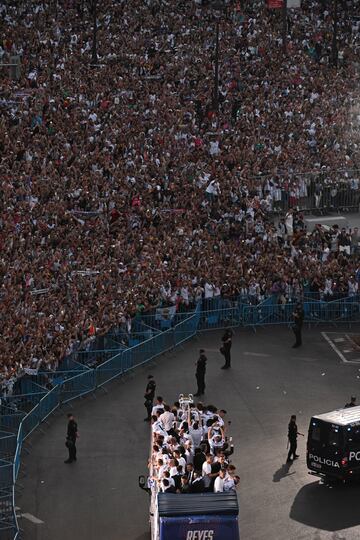 Los jugadores del Real Madrid a su llegada en autobús a la Plaza de Cibeles.

