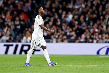 Pasaban los 84 minutos de encuentro cuando el jugador brasileño del Real Madrid fue sustituido en reemplazo de Gonzalo. La grada del Bernabéu la emprendió contra él. Durante su caminata hacia el banquillo, una que protagonizó sin hacer gestos. Serio, casi al margen de lo que estaba sucediendo; aunque eso era imposible. Hubo pitada. Y fue como ninguna.