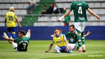Roger Martí junto a tres jugadores del Racing de Ferrol ayer en A Malata.