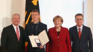 Joachim Gauck, Toni Kroos, Angela Merkel y Thomas de Maiziere en el acto homenaje.