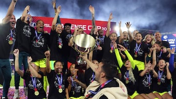 ORLANDO, FLORIDA - MARCH 07: Jonatan Gir�ldez, Head Coach of Washington Spirit, celebrates with the team after winning the 2025 NWSL Challenge Cup match between Orlando Pride and Washington Spirit at Inter&Co Stadium on March 07, 2025 in Orlando, Florida. Dustin Markland/Getty Images/AFP (Photo by Dustin Markland / GETTY IMAGES NORTH AMERICA / Getty Images via AFP)