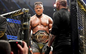 Francis Ngannou se baja del octágono tras retener el Campeonato del peso pesado en el UFC 270 disputado en Anaheim (California). El camerunés, de 35 años, sorprendió al mundo con su táctica ante Ciryl Gane. El pegador africano se impuso gracias a su trabajo en el suelo. Se llevó la victoria a los puntos.
