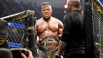 Francis Ngannou se baja del octágono tras retener el Campeonato del peso pesado en el UFC 270 disputado en Anaheim (California). El camerunés, de 35 años, sorprendió al mundo con su táctica ante Ciryl Gane. El pegador africano se impuso gracias a su trabajo en el suelo. Se llevó la victoria a los puntos.
