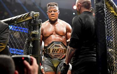 Francis Ngannou se baja del octágono tras retener el Campeonato del peso pesado en el UFC 270 disputado en Anaheim (California). El camerunés, de 35 años, sorprendió al mundo con su táctica ante Ciryl Gane. El pegador africano se impuso gracias a su trabajo en el suelo. Se llevó la victoria a los puntos.
