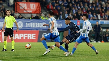 1-3. El crack francés lanza un derechazo desde la frontal del área. El balón bota delante de Jaime Gonzalez que provoca el error en su parada y el esférico, se cuela en el fondo de su portería.
