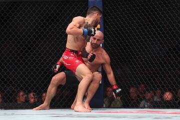 El luchador español nacido en Halle, una ciudad dentro del distrito de Gütersloh (Alemania), noqueó al mejor peleador de la historia del peso pluma, Volkanovski, tras un derechgazo brutal. De esta forma Ilia se convierte primer campeón nacional de la UFC.