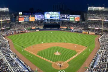 ¿Alguien puede decir que fue a New York si no visitó el Yankee Stadium? El hogar de los ‘Bombarderos del Bronx’ es quizás uno de los más significativos de la MLB y fue re-inaugurado en 2009 para sustituir al que se construyó en 1923.