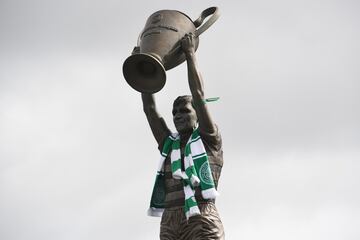 Celtic Park, Glasgow. El capitán y estrella del Celtic de Glasgow durante los 60 y 70 tiene una estatua en su honor junto al estadio que le vio brillar. En la imagen ataviado con la bufanda del club escocés.