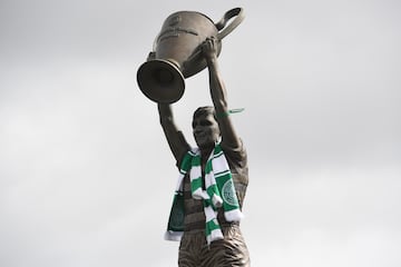 Celtic Park, Glasgow. El capit¨¢n y estrella del Celtic de Glasgow durante los 60 y 70 tiene una estatua en su honor junto al estadio que le vio brillar. En la imagen ataviado con la bufanda del club escoc¨¦s.