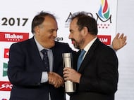 Premio Equipo Revelación al Getafe CF por su retorno a LaLiga Santander. Ángel Torres presidente del cub azulón y Javier Tebas presidente de LaLiga.
