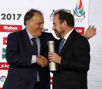 Premio Equipo Revelación al Getafe CF por su retorno a LaLiga Santander. Ángel Torres presidente del cub azulón y Javier Tebas presidente de LaLiga.