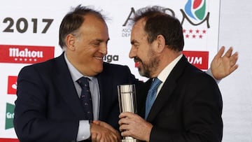 Premio Equipo Revelación al Getafe CF por su retorno a LaLiga Santander. Ángel Torres presidente del cub azulón y Javier Tebas presidente de LaLiga.