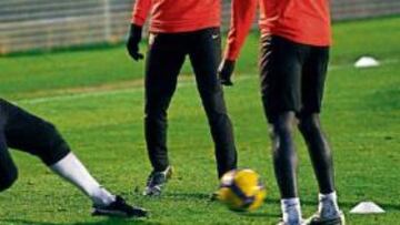 <b>EN EL MINIESTADI. </b>Samuel Etoo dio la sorpresa presentándose al entrenamiento vespertino.