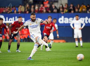 Karim Benzema lanzando uno de los dos penaltis que Sergio Herrera le detuvo.