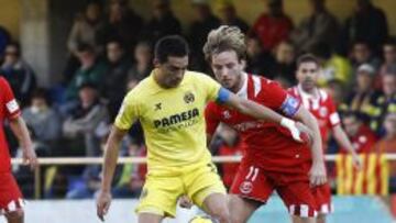 Bruno Soriano, del Villarreal, lucha por el balón con el jugador del Sevilla Rakitic.