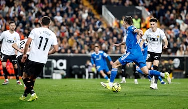 Carreras avanza por la izquierda, se beneficia de un rebote y define con la derecha al palo corto para marcar el gol decisivo en Mestalla.