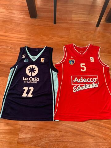 Camisetas del Estudiantes (título de Copa en 2000) y Gran Canaria.