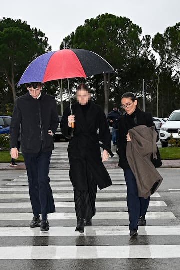 Laura Ponte llegando junto a sus hijos, Laura G車mez Acebo y Luis Felipe G車mez Acebo, a la capilla ardiente de Fernando G車mez-Acebo.