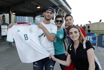 Aficionados del Real Madrid posan orgullosos con la firma de sus ídolos