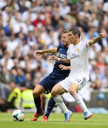 Di María lucha un balón con Camacho.