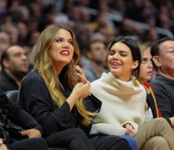 Khloe Kardashian, celebridad y presentadora de radio estadounidense (I) junto a su hermana Kendall Jenner (D), modelo y animadora estadounidense.