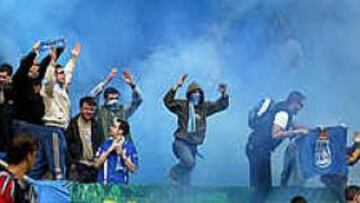 <b>TIFO DE MULTA.</b> El gran ambiente en el Carlos Tartiere, con bengalas y botes de humo, no le sirvió al Oviedo para ganar al Recreativo.
