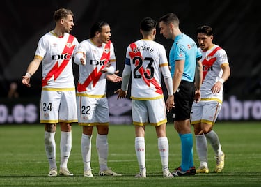 Protestas de los jugadores del Rayo Vallecano en el tiempo de descuento de la primera parte. Los jugadores vallecanos pedían más tiempo.