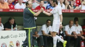 Ben&iacute;tez y Bale se saludan en la semifinal de la Audi Cup