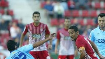 <b>CERROJO. </b>Moha, rodeado por Lluis Sastre y Camacho.