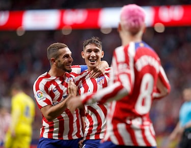 5-1. Nahuel Molina celebra con Koke el quinto gol que anota en el minuto 72 de partido.
