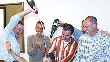 <b>RABOBANK SE UNIÓ A LA FIESTA. </b>Los holandeses De Rooij, Dekker y Breukink estuvieron en la fiesta española y regaron a Óscar Freire con cava.