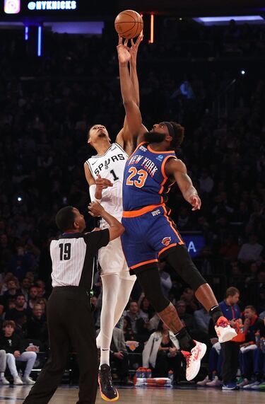 Mitchell Robinson encuentra la forma de anular a Wembanyama